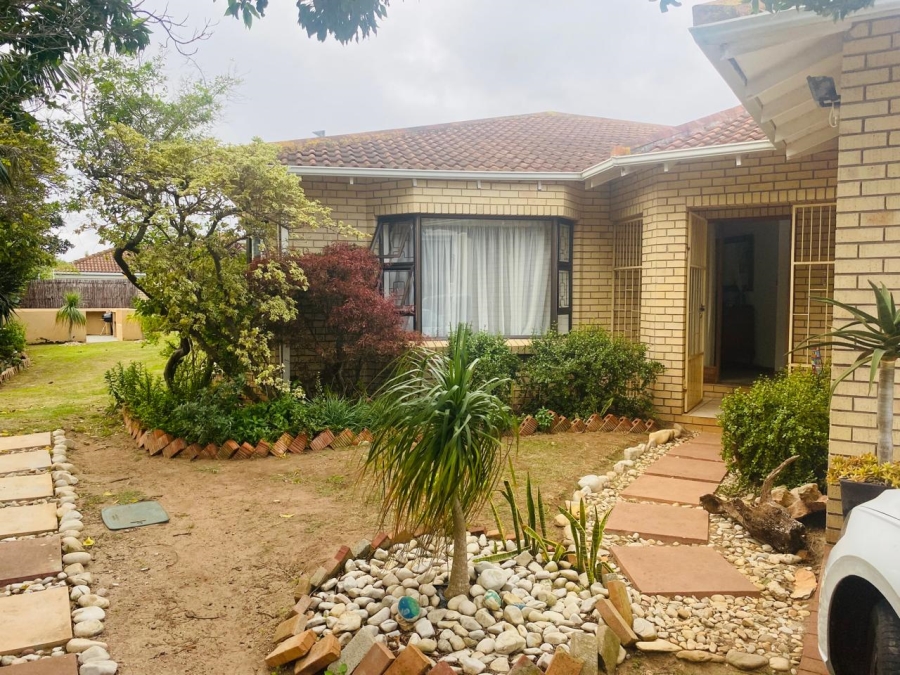 4 Bedroom Property for Sale in Summerstrand Eastern Cape
